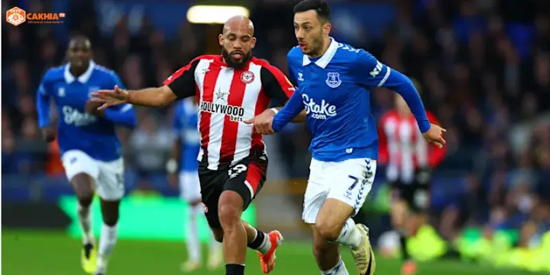 Các cầu thủ pressing quyết liệt trong trận Brentford vs Everton Premier League