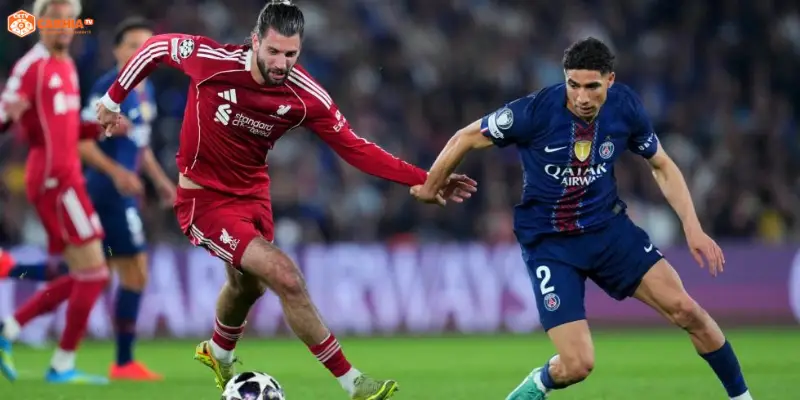 Các cầu thủ pressing quyết liệt trong trận Liverpool vs Paris Saint-Germain kịch tính