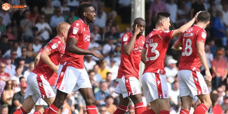 Các cầu thủ pressing quyết liệt trong trận Porto vs Nottingham Forest Europa League