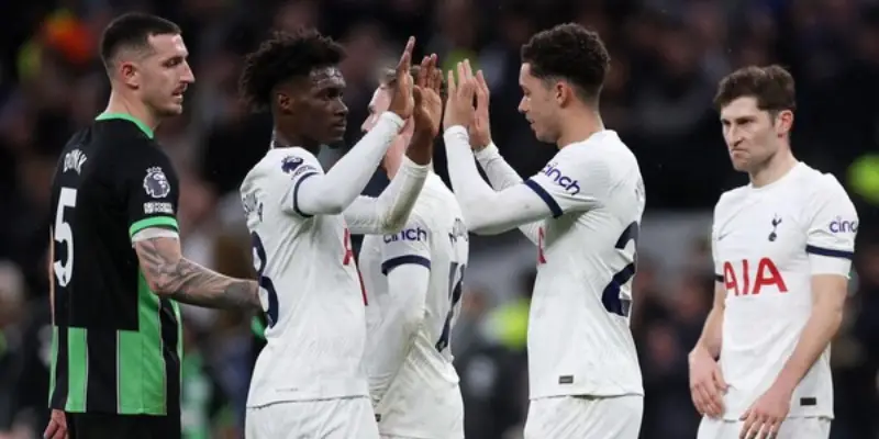 Các cầu thủ pressing quyết liệt trong trận Tottenham Hotspur vs Brighton & Hove Albion Premier League