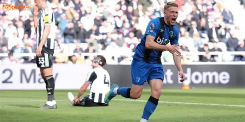 Không khí cuồng nhiệt trên khán đài American Express Community Stadium trước trận AFC Bournemouth vs Leeds United