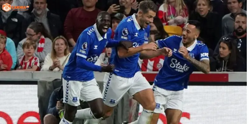 Không khí cuồng nhiệt trên khán đài Gtech Community Stadium trước trận Brentford vs Everton