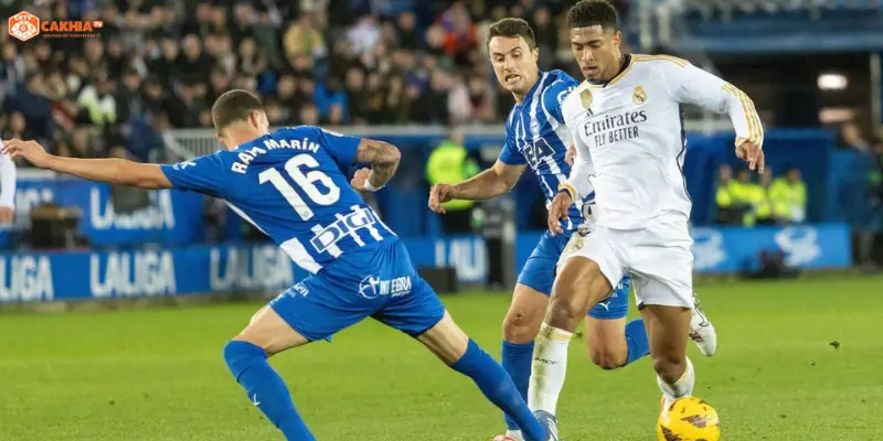 Santiago Bernabéu rực rỡ ánh đèn trước trận Real Madrid vs Alavés La Liga